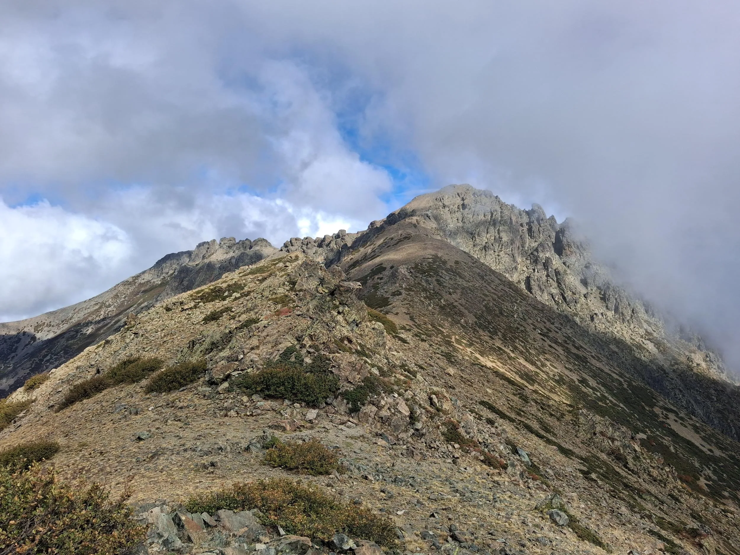 Sommet du Monte Cardo dans les nuages depuis la Cima Ciotti