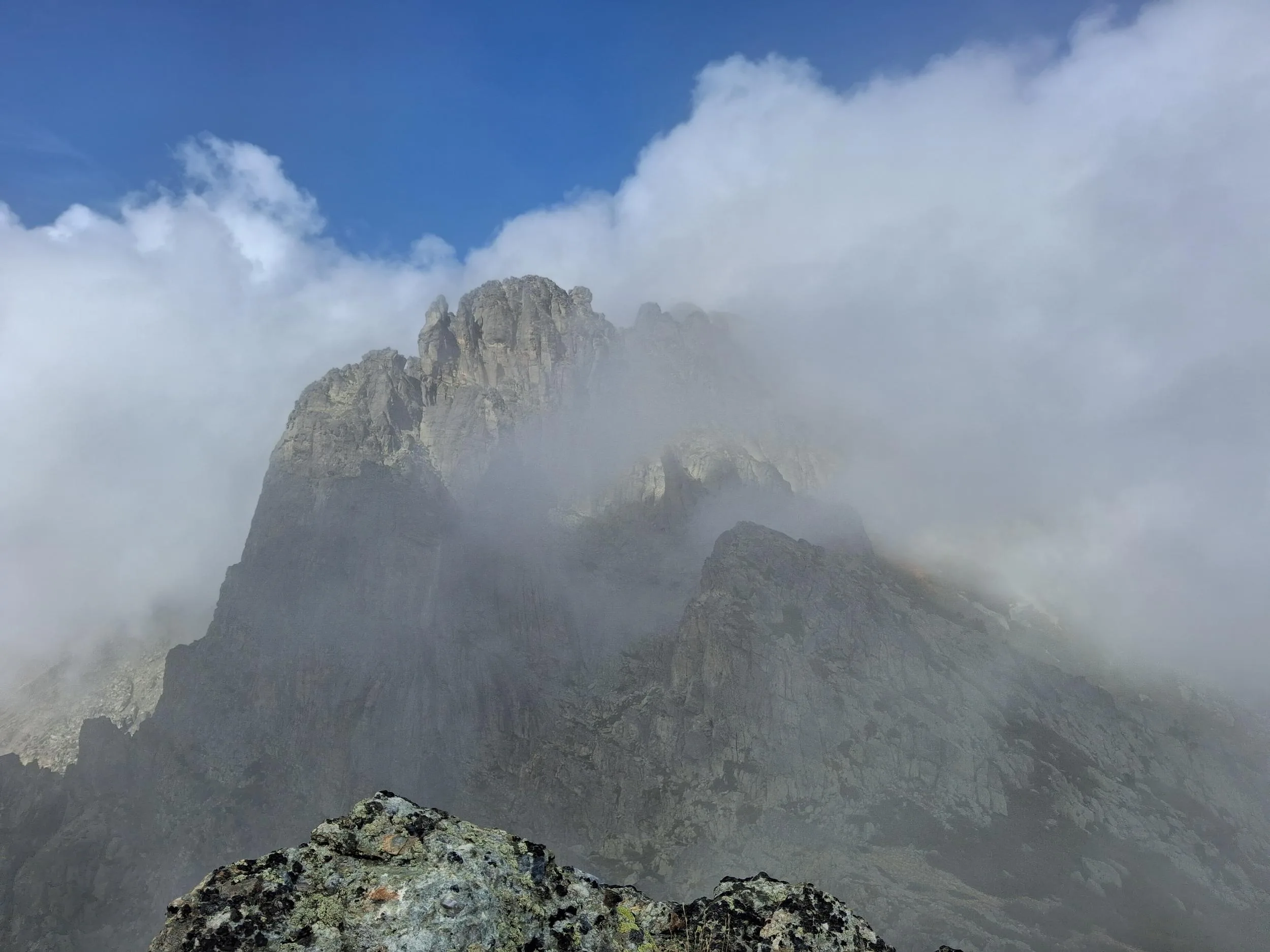 Versant Sud est du monte Cardo dans la brume depuis le capu Ciaccone 
