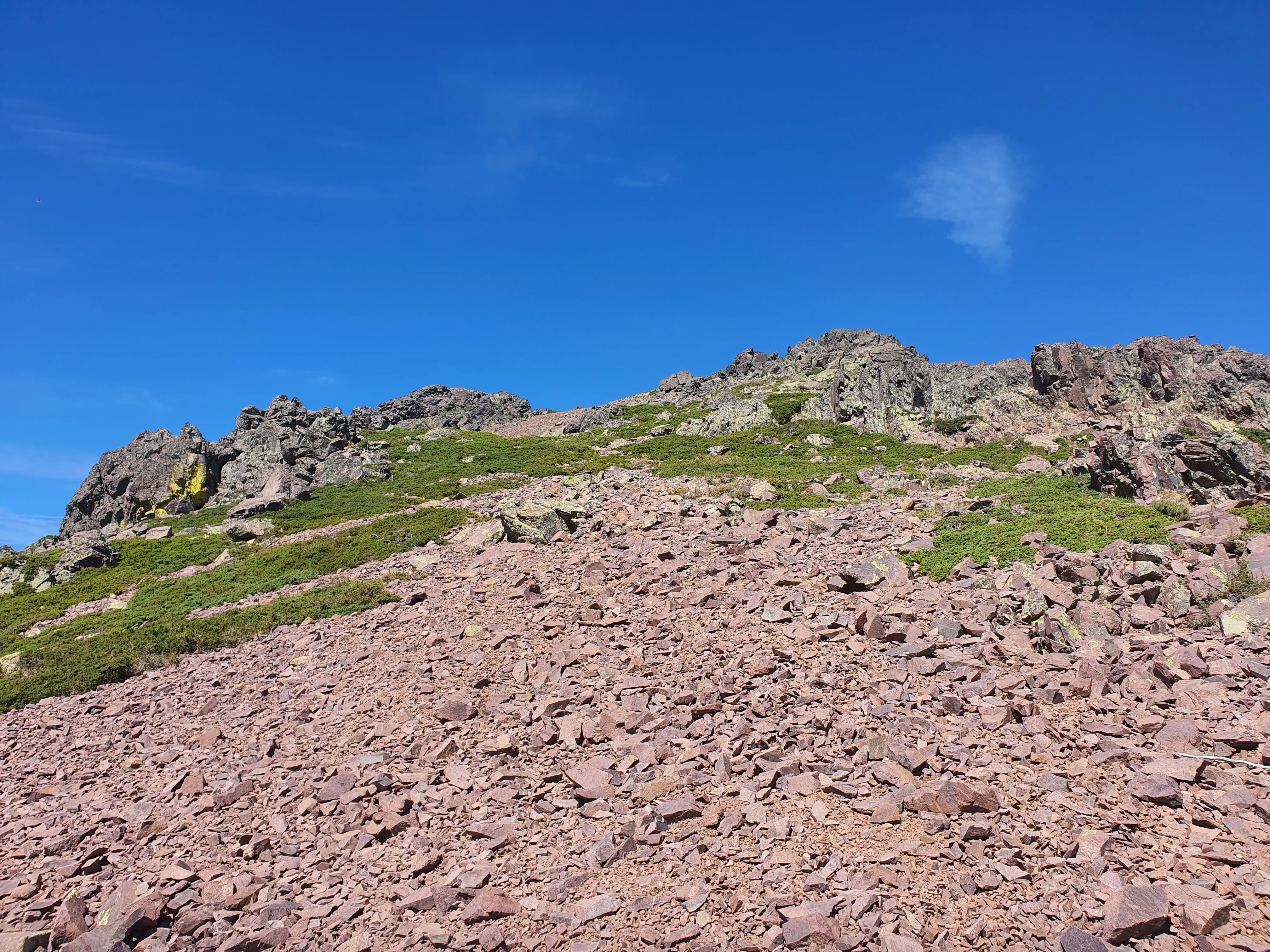 Montée vers les barres rocheuses gardant le col du Dente